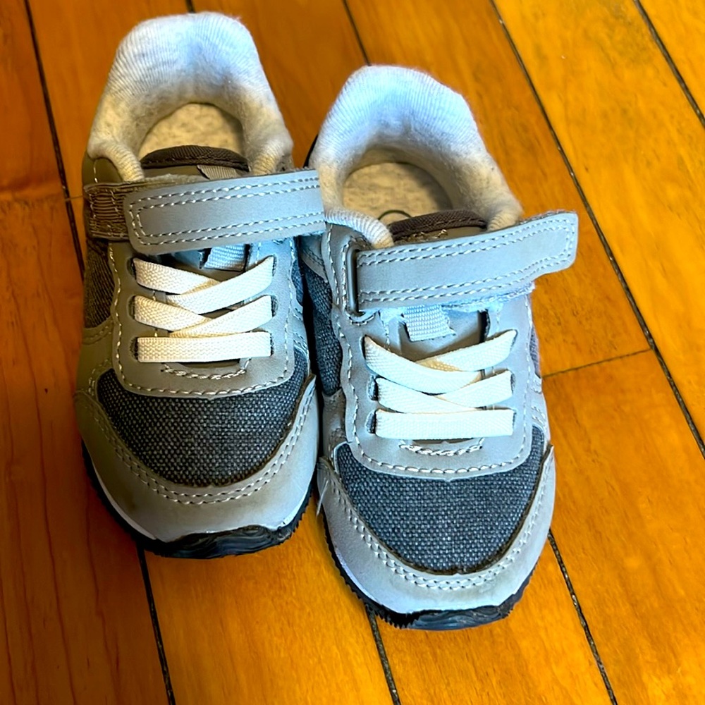 Basically new Cat and Jack sneakers size 6